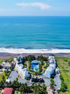 una vista aérea de un complejo cerca del océano en Lindo Apartamento junto al Mar, en Taxisco