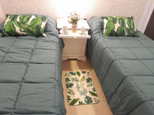 - un canapé bleu avec des oreillers verts et une table dans l'établissement Departamento Premium, à Tunuyán