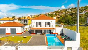 a villa with a swimming pool and a house at Casa Pereira in Relógio do Poiso