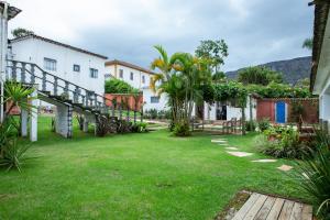 a yard with a staircase in a house at Pousada do Beco in Tiradentes