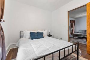 Llit o llits en una habitació de 2 Bedroom/1 bath Upper Duplex