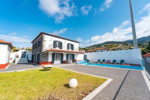 a villa with a swimming pool and a house at Casa Pereira in Relógio do Poiso