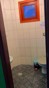 een badkamer met een toilet en een wastafel bij Casa Recanto das Rosas in Monte Verde
