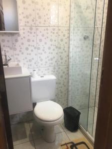La salle de bains est pourvue d'une douche, de toilettes et d'un lavabo. dans l'établissement Sobrados Varuna, à Passo de Torres