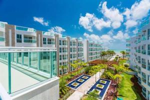 een balkon met uitzicht op de oceaan bij Resort em Natal RN à beira mar in Parnamirim