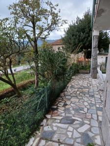 een tuin met een stenen loopbrug en bomen bij Amarante Residence in Amarante