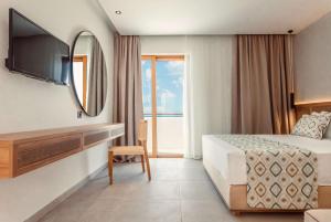 Pokój hotelowy z łóżkiem i lustrem w obiekcie Blue Sea Island w Kolymbii