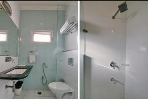 y baño con aseo, lavabo y ducha. en Hotel Empire Regency en Jaipur