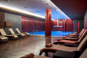 a waiting room with a swimming pool and chairs at Das 3917 in Erciyes