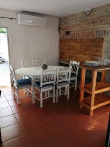 een eetkamer met een witte tafel en stoelen bij Balak in Punta del Este