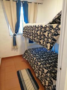 een slaapkamer met 2 stapelbedden en een raam bij Balak in Punta del Este