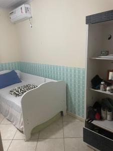 um quarto de hospital com uma cama e uma prateleira em Lohighfive em Florianópolis