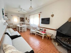 uma sala de estar com um sofá e uma lareira em House with garden, games area and shared pool em Montseny