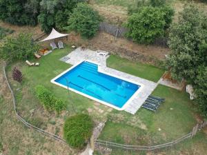 een uitzicht over een zwembad in een tuin bij Rural apartment with nice views and shared pool in Montseny