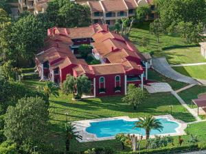 uma vista aérea de uma casa com piscina em Grecotel-LUXME Costa Botanica em Acharavi