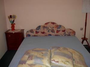 A bed or beds in a room at Babarczi Üdülőház