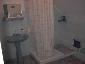 A bathroom at Babarczi Üdülőház