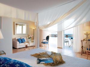 Posteľ alebo postele v izbe v ubytovaní Grecotel Marine Palace & Aqua Park