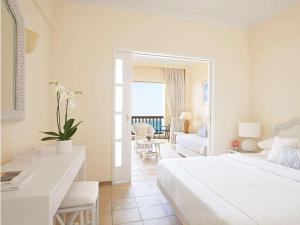 Posteľ alebo postele v izbe v ubytovaní Grecotel Marine Palace & Aqua Park