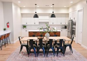 Kuchyň nebo kuchyňský kout v ubytování Zion Red Villa at Sand Hollow with Private Pool and Hot Tub