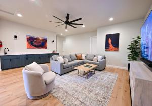 TV a/nebo společenská místnost v ubytování Zion Red Villa at Sand Hollow with Private Pool and Hot Tub