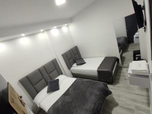 a room with two beds in a room at Hotel Casa Blanca in Aguadas