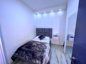 Hotel Casa Blanca في Aguadas: غرفة نوم بسرير في غرفة بيضاء