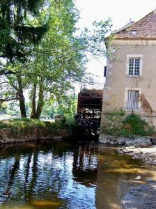 克勒斯河畔阿讓通的住宿－Charmant Studio，建筑物和建筑物旁的一条河流