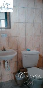 łazienka z toaletą i umywalką w obiekcie Casa Montemar Hotel-San Vicente w mieście San Vicente