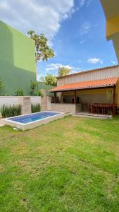 una casa con piscina en el patio en Espaço Zoey en Búzios
