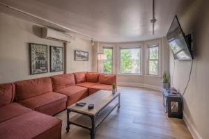 een woonkamer met een bank en een tafel bij Row House Loft in Downtown Harrisburg near Hershey in Harrisburg