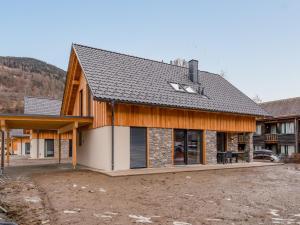 uma casa com um telhado de gambrel em Mountain Chalet Bakkershof em Sankt Lorenzen ob Murau