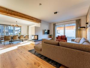 uma sala de estar com um sofá e uma sala de jantar em Mountain Chalet Bakkershof em Sankt Lorenzen ob Murau
