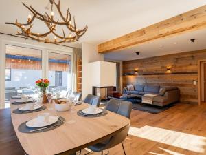 uma sala de jantar com uma mesa e uma sala de estar em Mountain Chalet Bakkershof em Sankt Lorenzen ob Murau