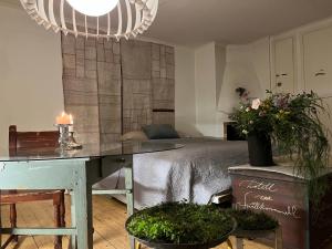 Un dormitorio con una cama y una mesa con una vela en Boutique Hotel Caramel en Jönköping