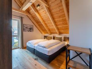 穆勞附近聖格奧爾根的住宿－Mountain Chalet Bakkershof，一间带一张床的卧室,位于带木制天花板的房间内