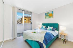シドニーにあるVan Gogh's Condo in Parramattaのベッドルーム1室(ベッド1台、大きな窓付)