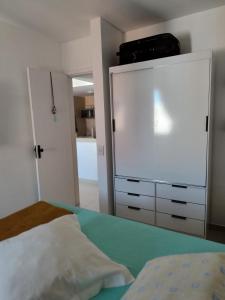 um quarto com uma cama e uma cómoda branca em Temporada em Maceió em Maceió