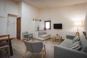 ein Wohnzimmer mit einem Sofa und einem Tisch in der Unterkunft Mas Riera - 2 in Maia de Montcal