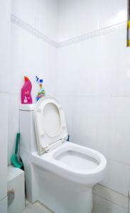ein weißes Bad mit WC und Deckel in der Unterkunft Luxurious suite apartment in Nairobi