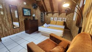 a small room with a bed and a couch at Casa Campo Obymar/vista panorámica/piscina privada in Moca