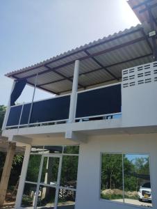uma casa com um terraço no telhado em Cabaña frente a la playa em Tubará
