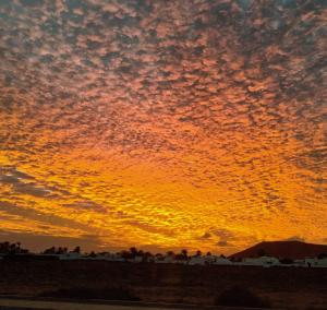 una puesta de sol con nubes en el cielo en Tranquilidad entre volcanes, en Uga