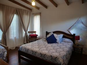 En eller flere senge i et værelse på Cabañas Kalfucura