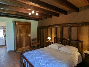 1 dormitorio con 1 cama grande en una habitación en Gîte Neuvy-Saint-Sépulchre, 4 pièces, 6 personnes - FR-1-591-420, en Neuvy-Saint-Sépulchre