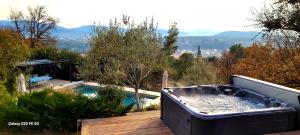 un bain à remous sur une terrasse à côté d'une piscine dans l'établissement Villa in Provence near the Golf of Saint-Tropez, à La Motte