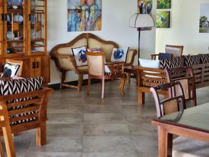 Posezení v ubytování Arhimser Villa-superb 4 bedroom beachfront for 8 in Ranna, Tangalle, BB, pool, free pick up for 7 night stays arriving together, serviced, taxes included