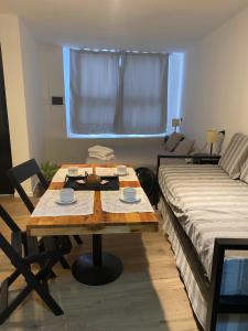 a living room with a table and a bed at Departamentos Av. Ramírez in Paraná +8 photos