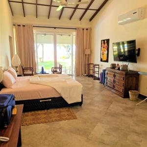 TV a/nebo společenská místnost v ubytování Arhimser Villa-superb 4 bedroom beachfront for 8 in Ranna, Tangalle, BB, pool, free pick up for 7 night stays arriving together, serviced, taxes included