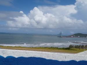 - une vue sur l'océan par une journée nuageuse dans l'établissement Hospedaria Mirante da maré ap4, à Imbituba